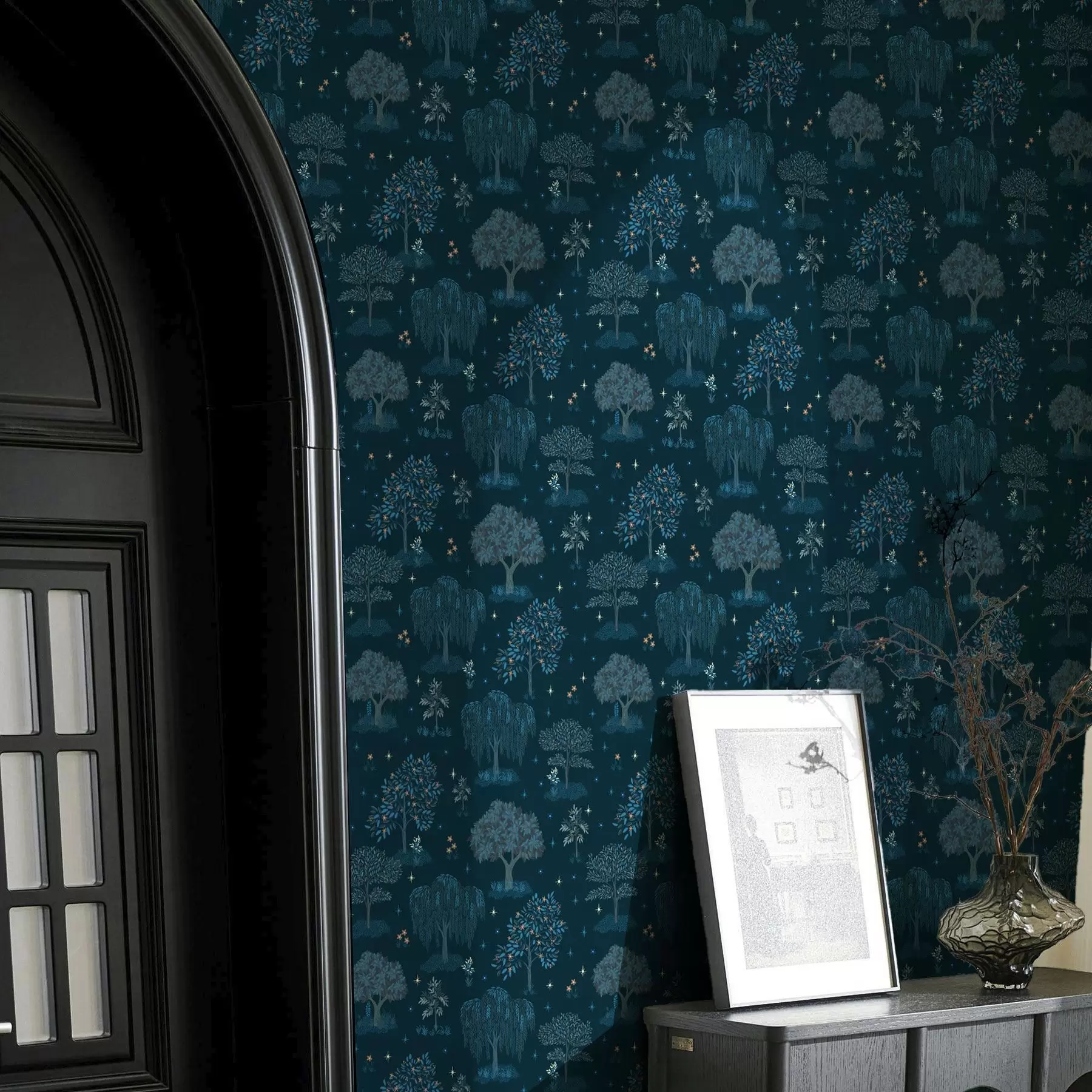 Fototapeedid Muinasjutuline öine mets tähtede ja dekoratiivsete puudega a00248