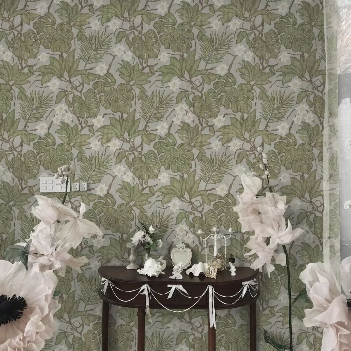 Tapeet Troopiline monstera lehed ja lilled halli taustaga a00249