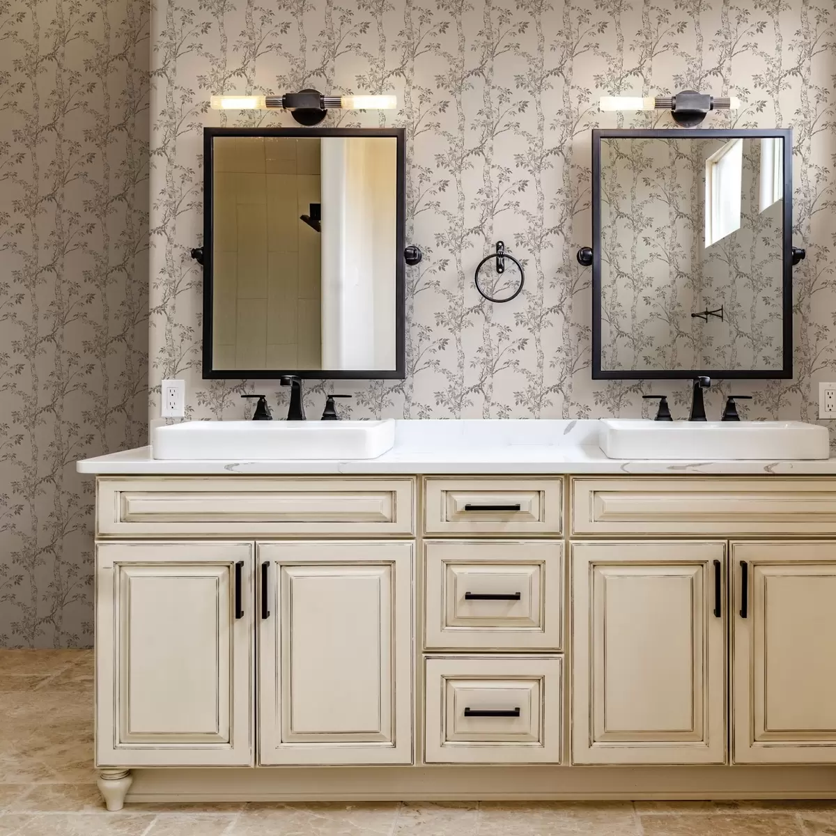 Tapeet Lehedega kaskede oksad heledal taustal a00257