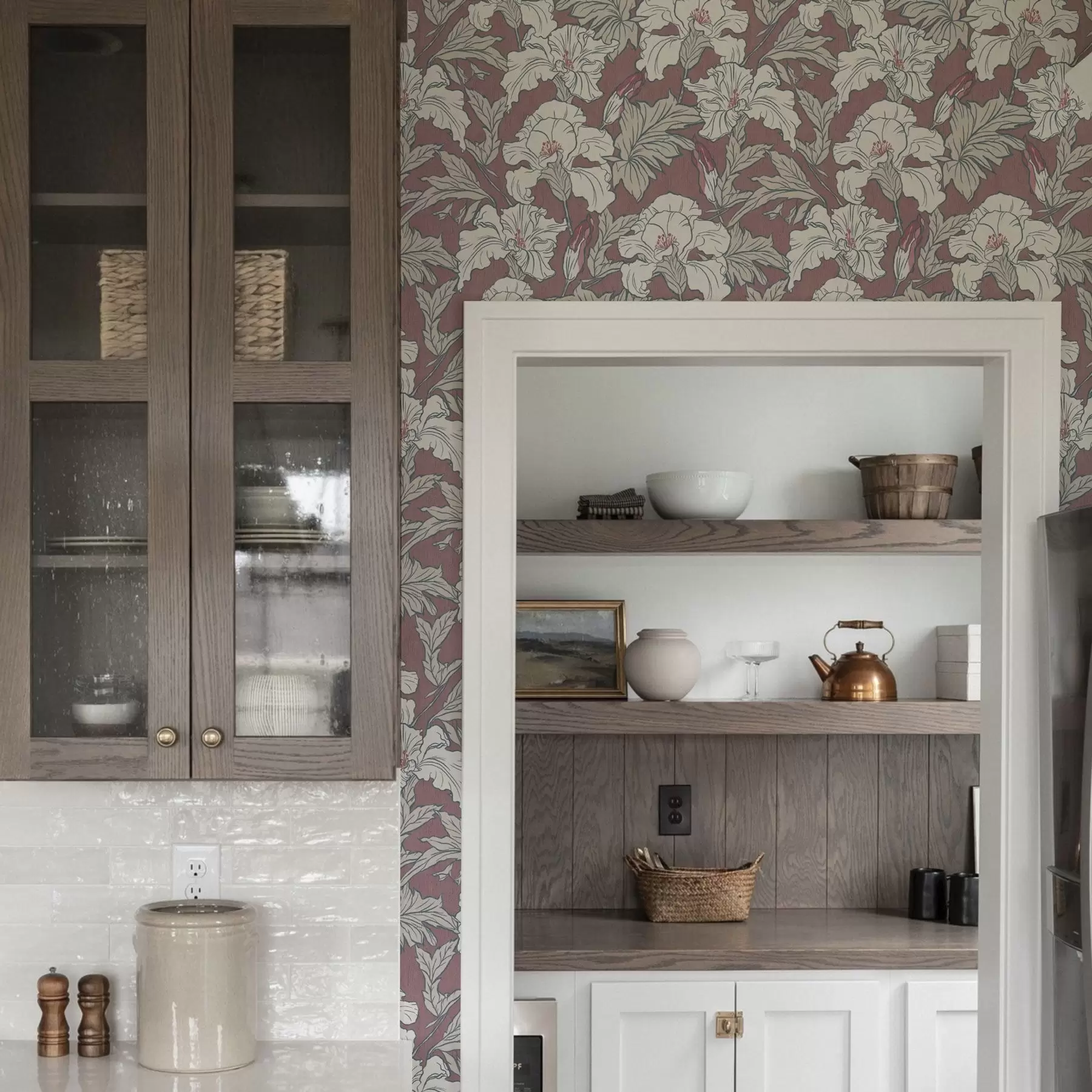 Fototapeedid Valge hibiskus roosa taustal koos punaste pungadega a00272