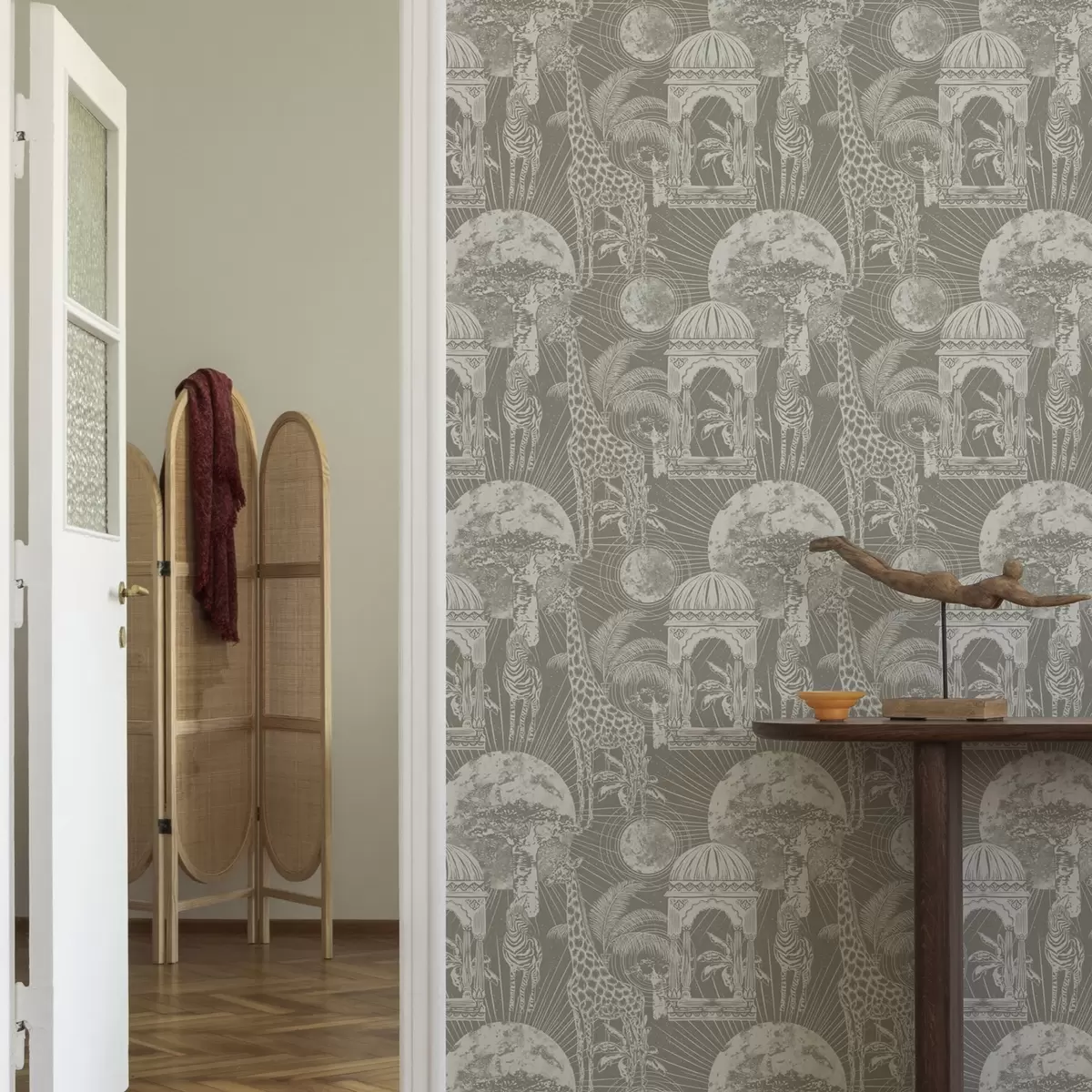 Tapeet Kaelkirjak ja seepra arhitektuuri ja troopiliste puude taustal a00276