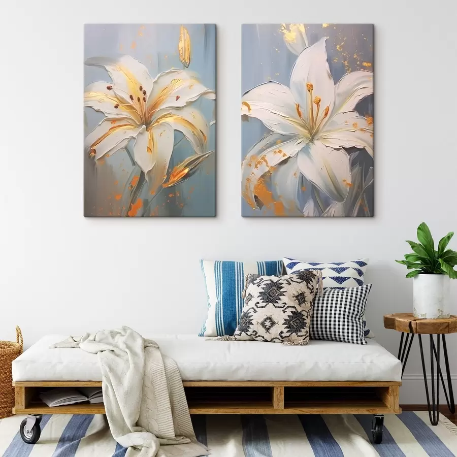 Pilt Valged lilled kollaste piirjoontega sinisel taustal m00497