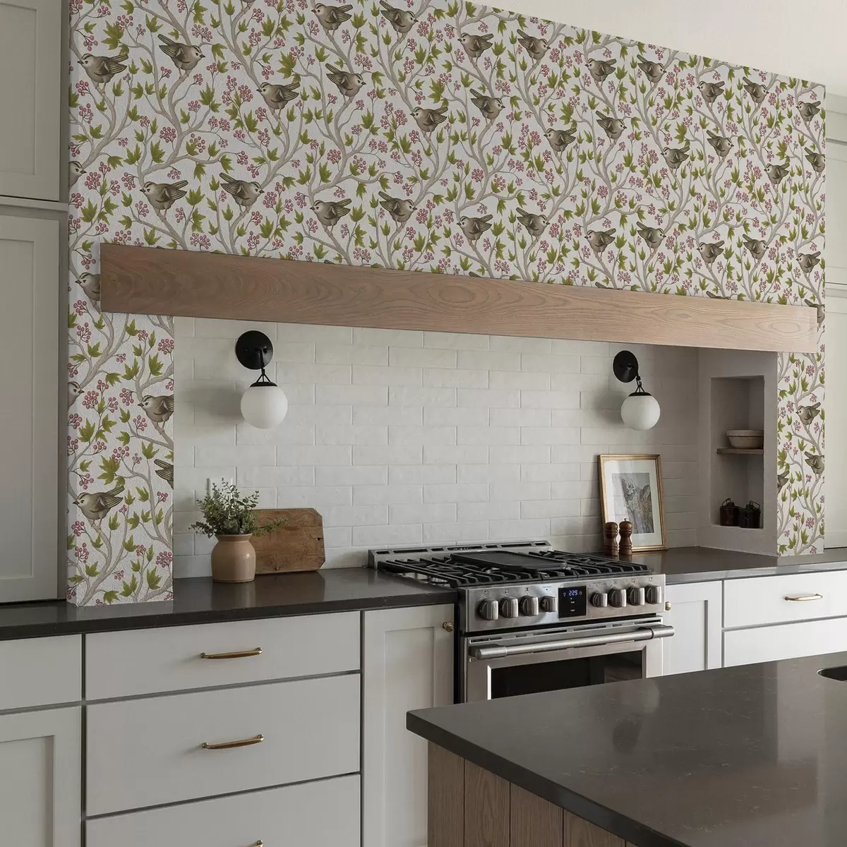 Tapeet Linnud lehtede ja marjadega okstel valgel taustal a00283