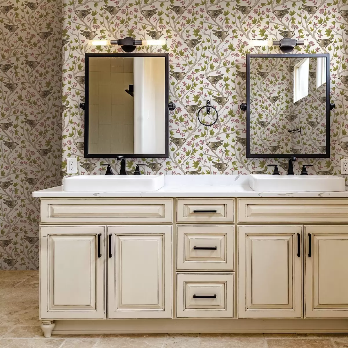 Tapeet Linnud lehtede ja marjadega okstel valgel taustal a00283