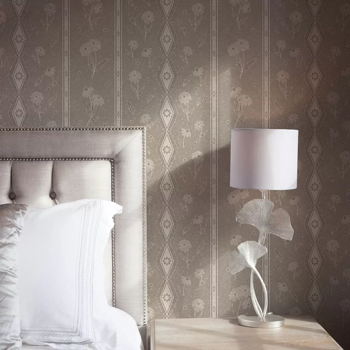 Tapeet Triibud koos marekate ja pitsidega halli-beežil taustal a00295