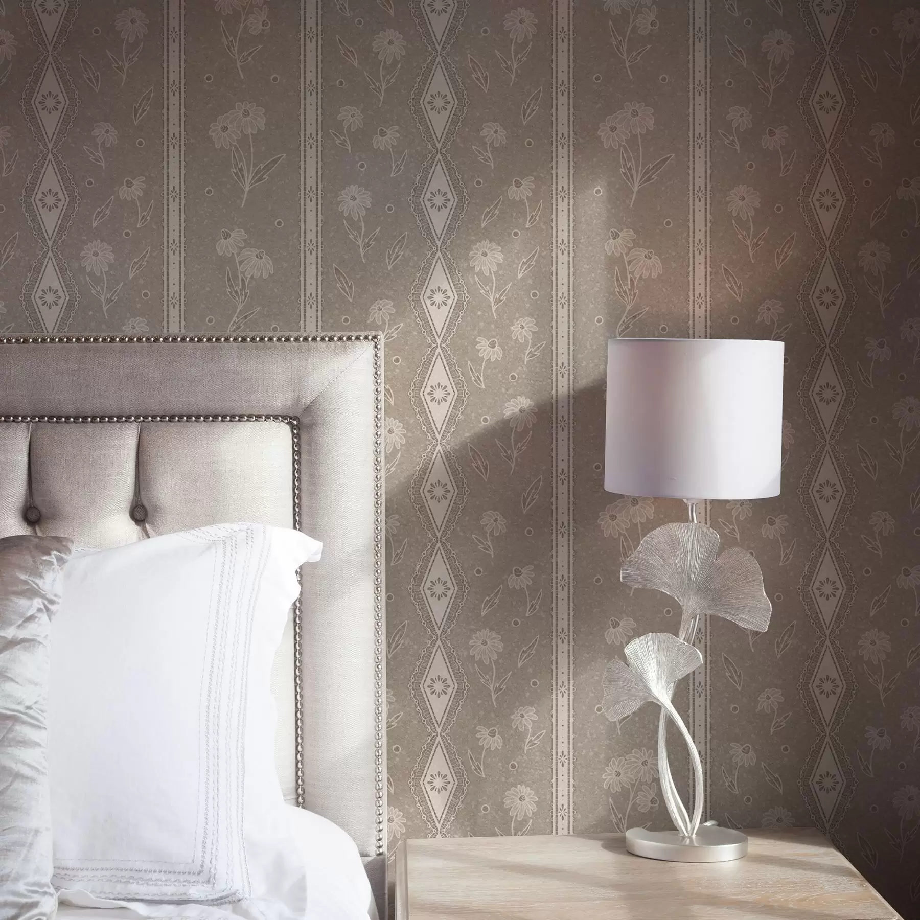 Fototapeedid Triibud koos marekate ja pitsidega halli-beežil taustal a00295