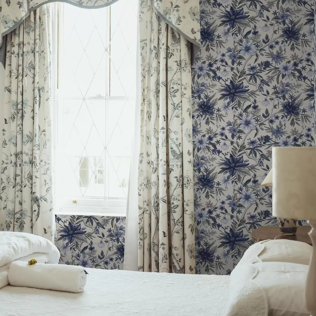 Tapeet Sinised ja hallid lilled heledal taustal a00304