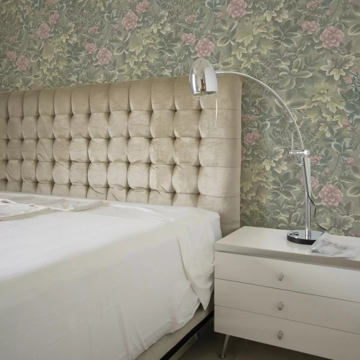 Tapeet Roosad lilled ja lehed pastelsel rohelisel taustal a00306