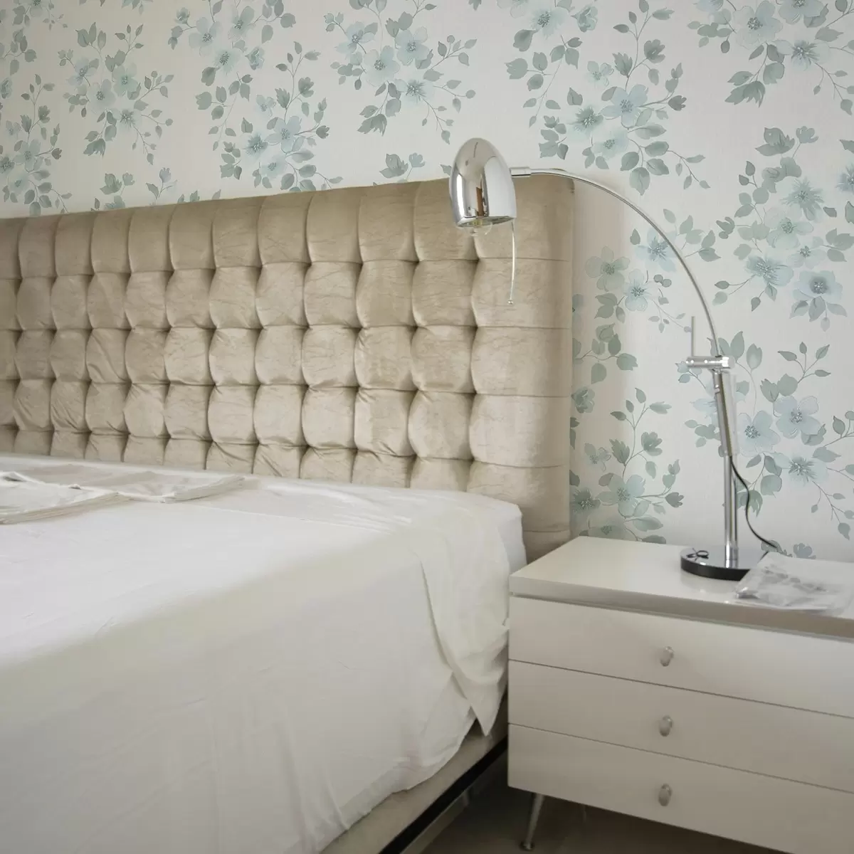 Tapeet Helesinised lilled valgel taustal, akvarellstiilis a00364