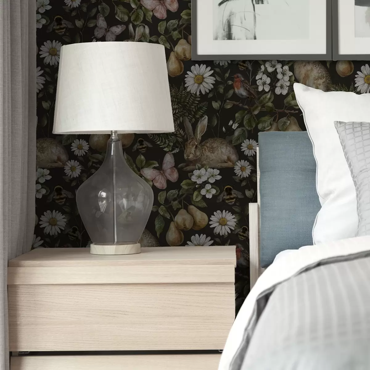 Tapeet Realistlikud küülikud, pirnid, lilled ja putukad tumedal taustal a00401