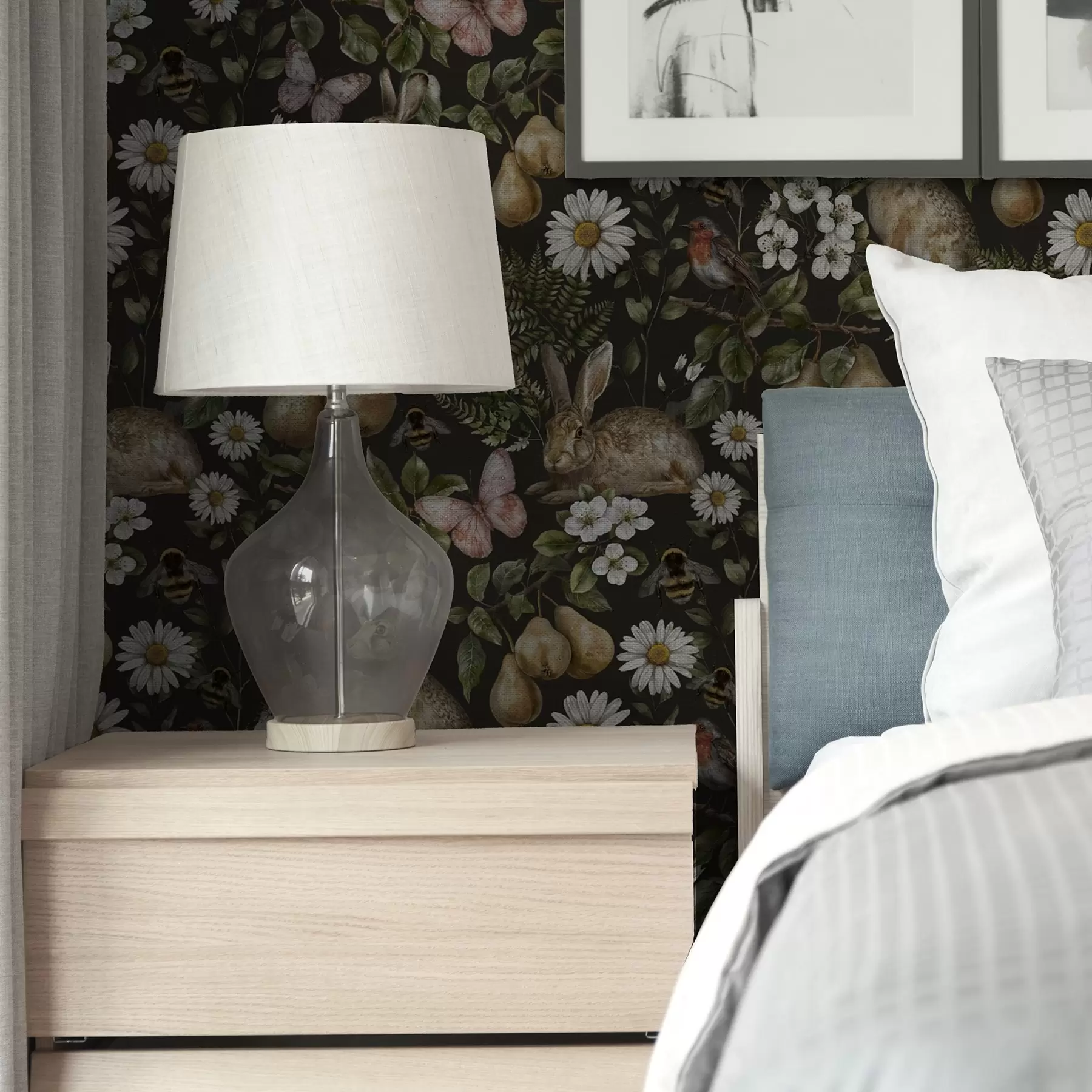 Fototapeedid Realistlikud küülikud, pirnid, lilled ja putukad tumedal taustal a00401