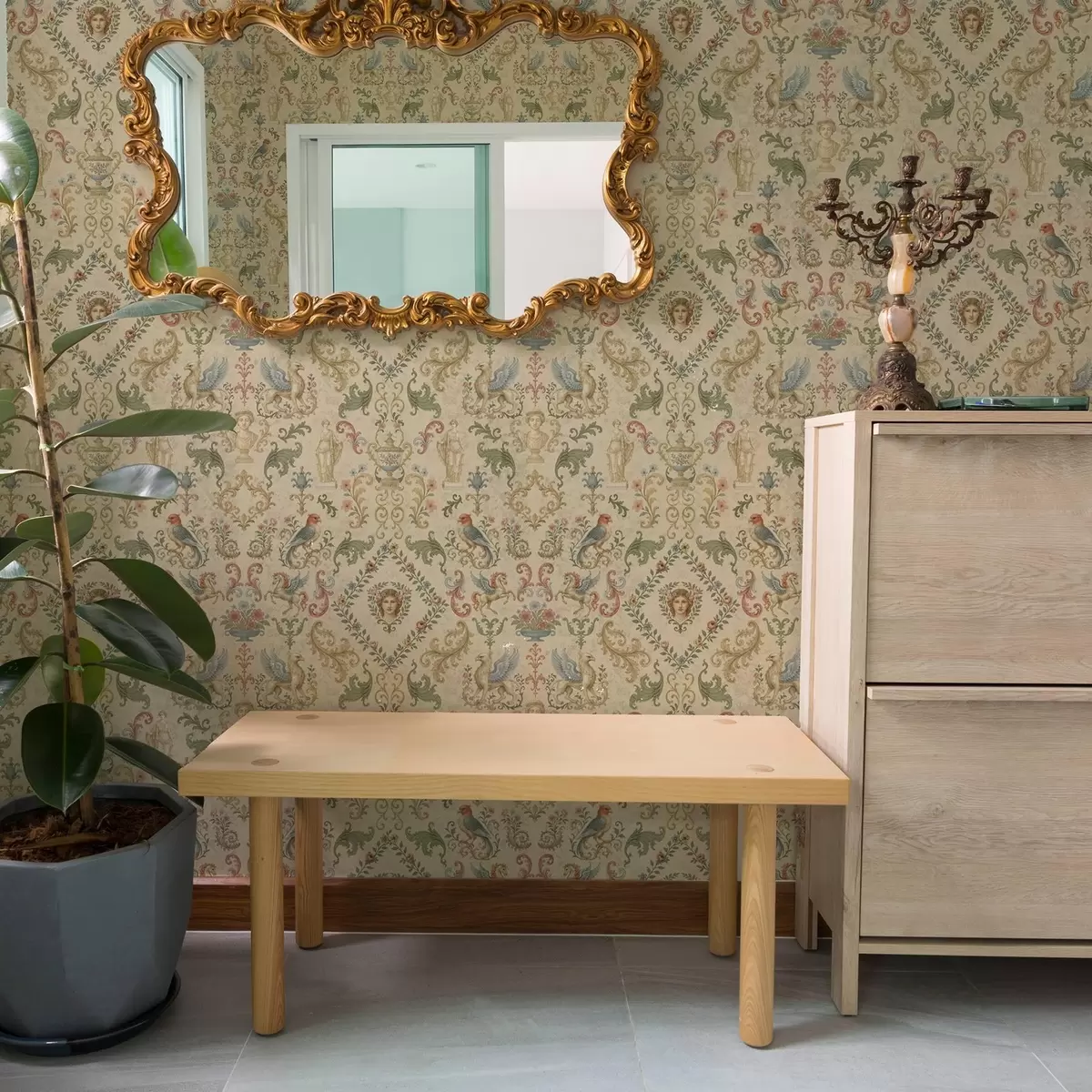 Tapeet Vintage ornament griffide, lillede ja figuuridega a00402