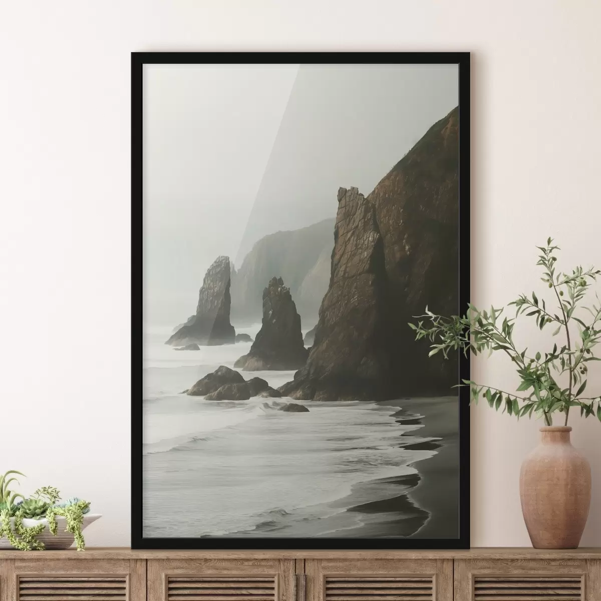 Plakat Kaljused kaljud ja mererannik, lained loksuvad kaldal, meeleoluka atmosfääriga maastik, maapealsed toonid f45193