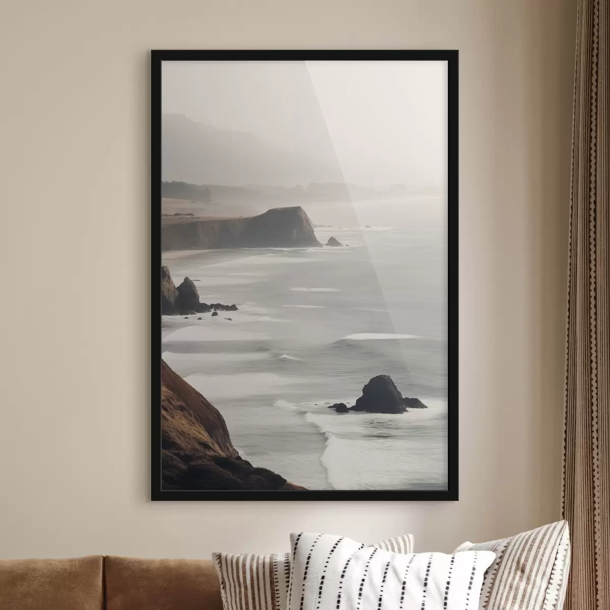 Plakat Kaljused kaljud ja mererannik, lained loksuvad kaldal, meeleoluka atmosfääriga maastik, maapealsed toonid f45194