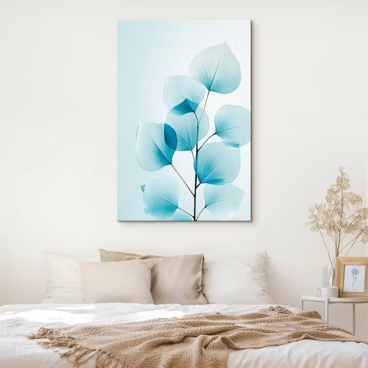 Pilt Läbipaistvate siniste lehtedega oks, õrnad veenid nähtavad, kerge ja rahulik kompositsioon, minimalistlik esteetika s45175