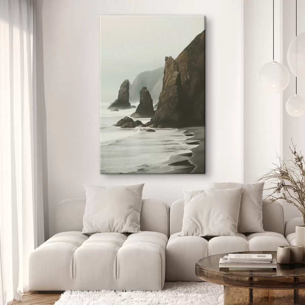 Pilt Kaljused kaljud ja mererannik, lained loksuvad kaldal, meeleoluka atmosfääriga maastik, maapealsed toonid s45193