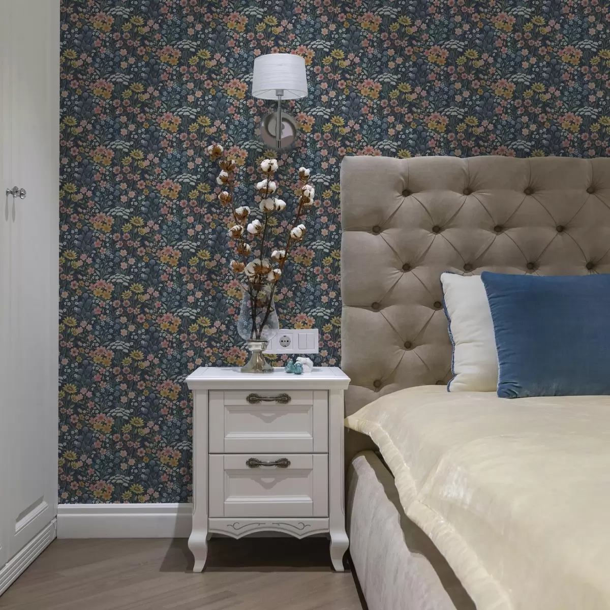 Tapeet Värvilised akvarell lilled tumesinisel taustal a00381