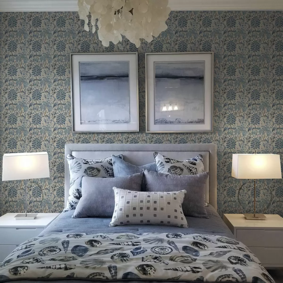 Tapeet Toile de Jouy stiilis siniste lindude ja troopiliste puudega a00382