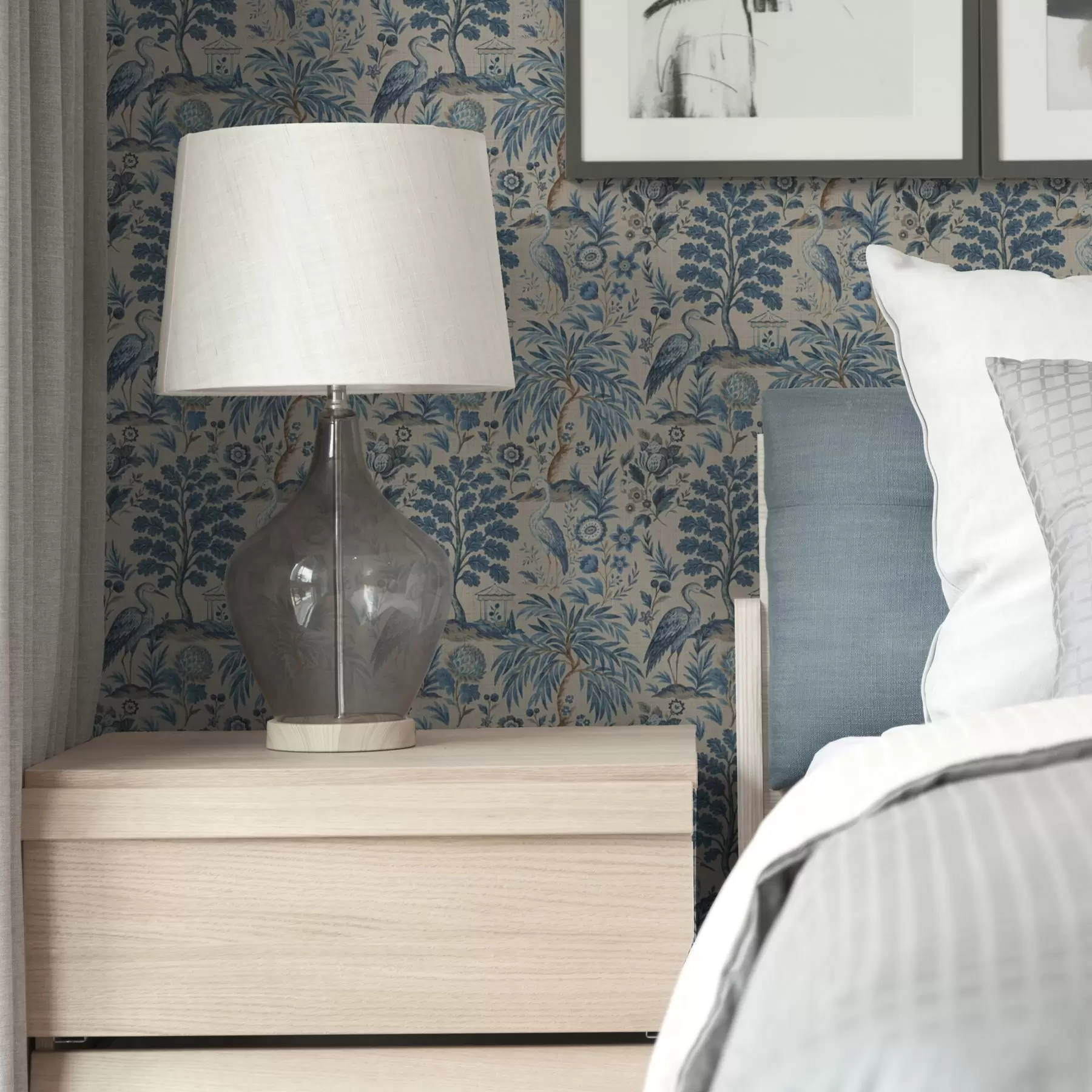 Fototapeedid Toile de Jouy stiilis siniste lindude ja troopiliste puudega a00382