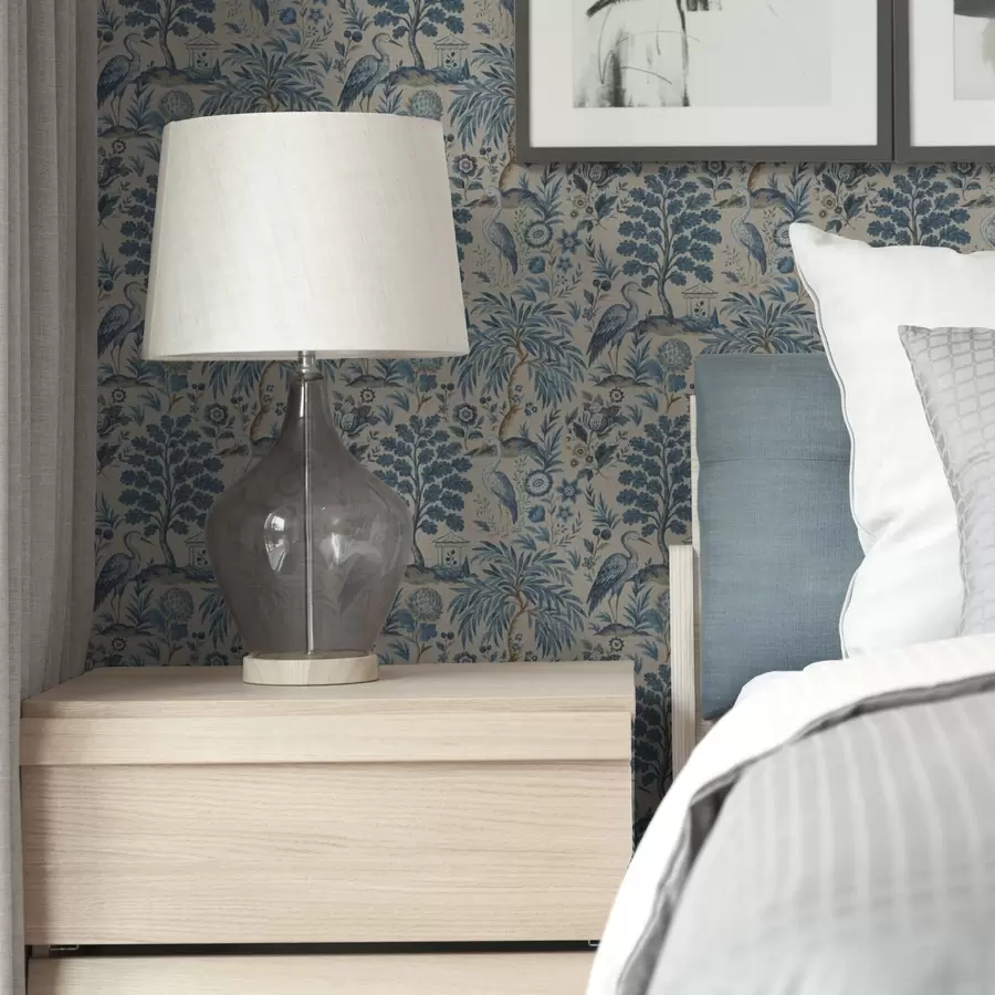 Fototapeedid Toile de Jouy stiilis siniste lindude ja troopiliste puudega a00382