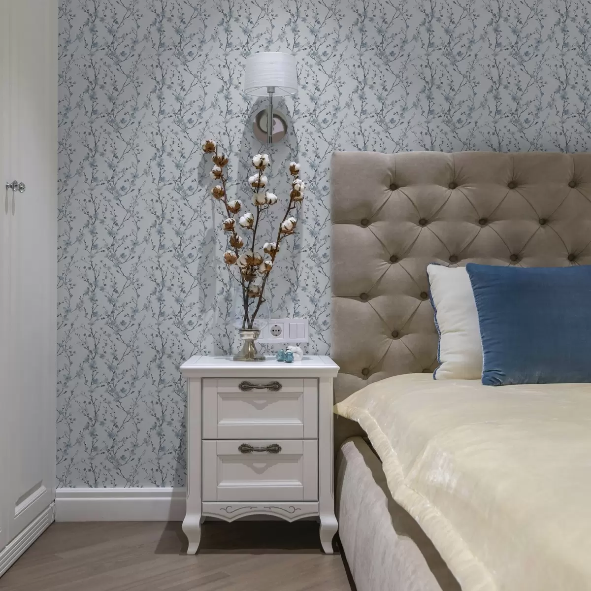 Tapeet Sinised kirsiõied valgel taustal pehme kontrastiga a00399