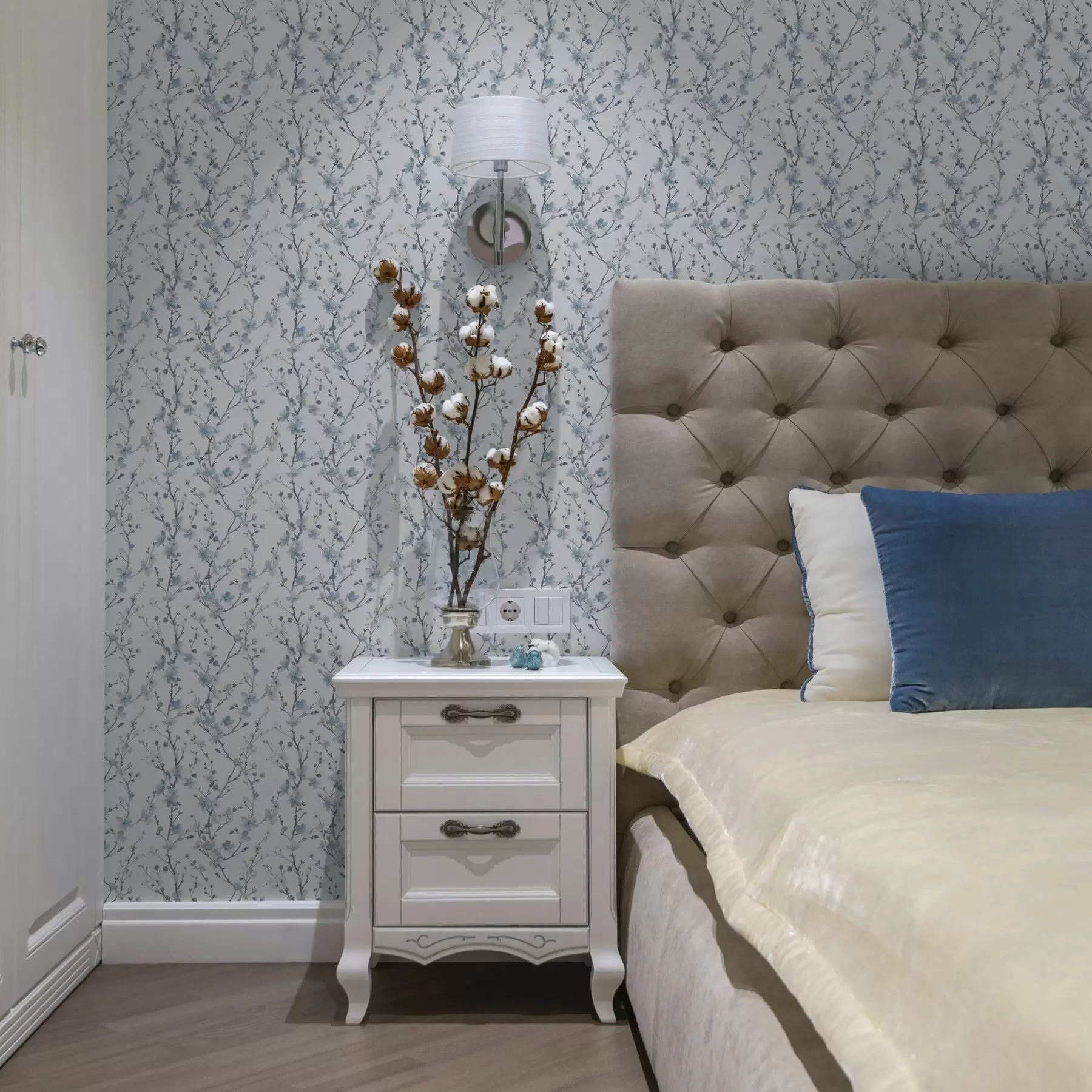 Fototapeedid Sinised kirsiõied valgel taustal pehme kontrastiga a00399