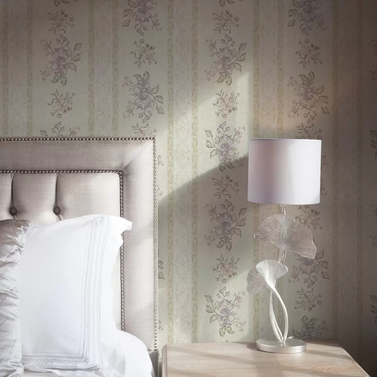 Tapeet Vintage lilled triibulisel taustal koos ornamendiga a00440