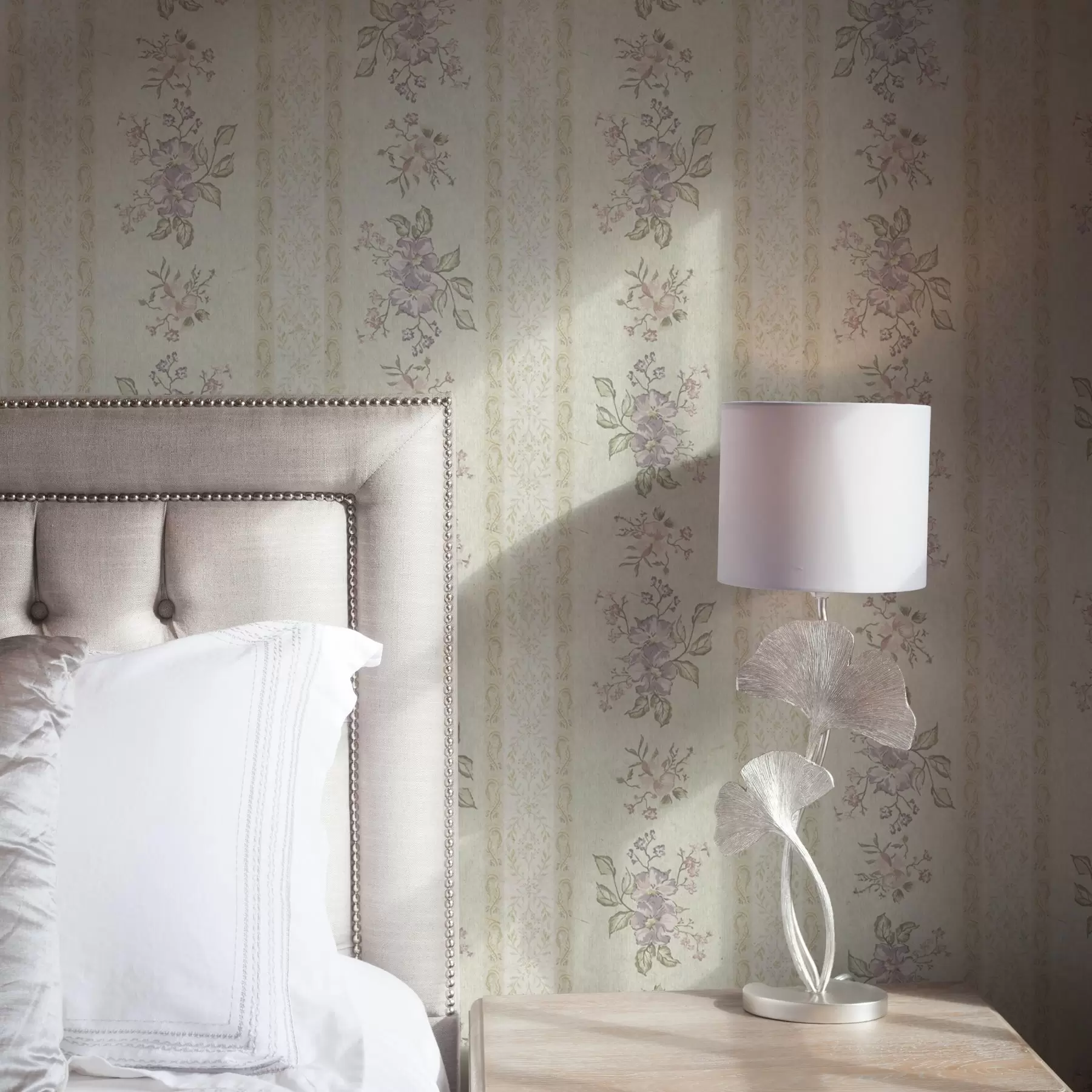 Fototapeedid Vintage lilled triibulisel taustal koos ornamendiga a00440