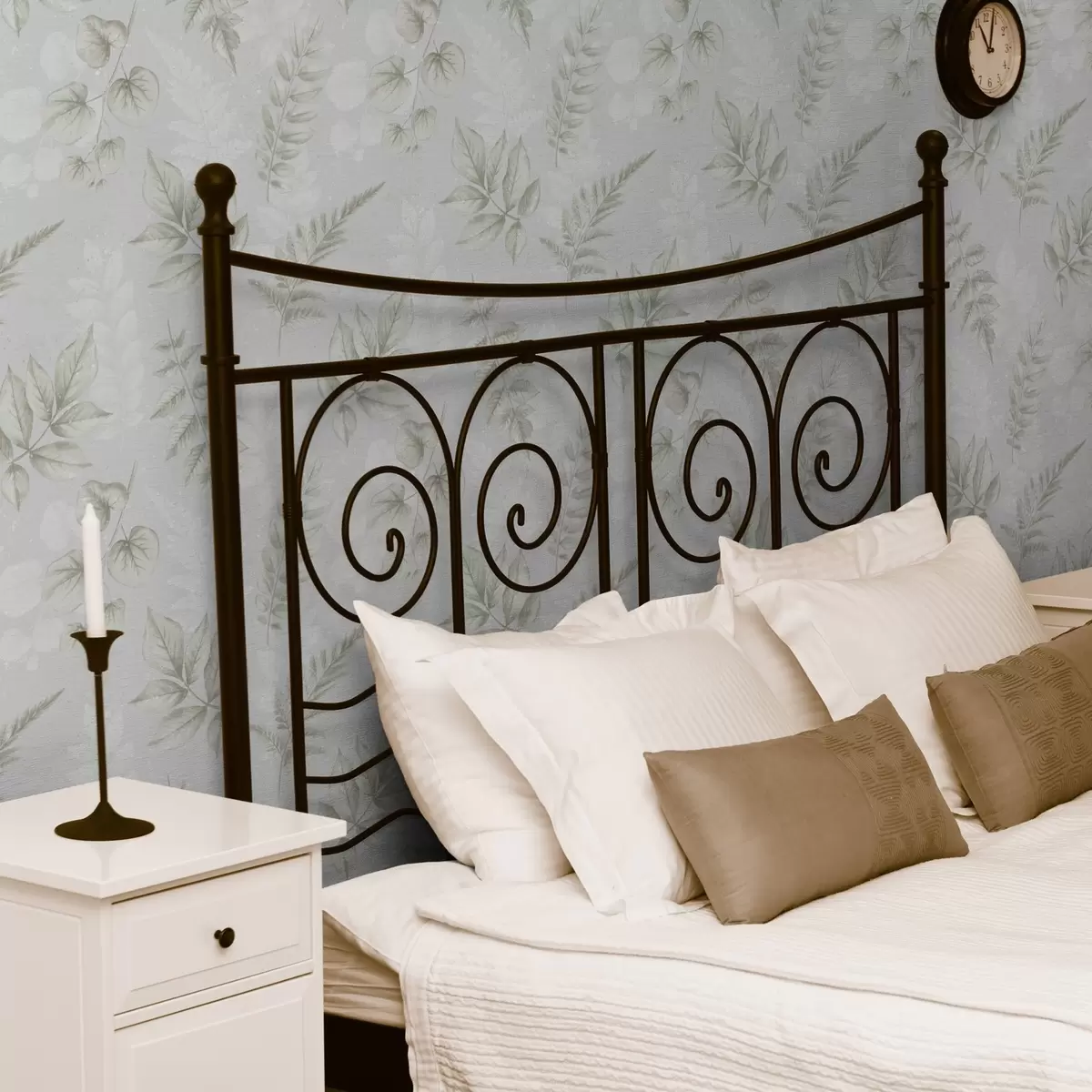 Tapeet Heledad akvarelllehed pritsmete efektiga hallil taustal a00446