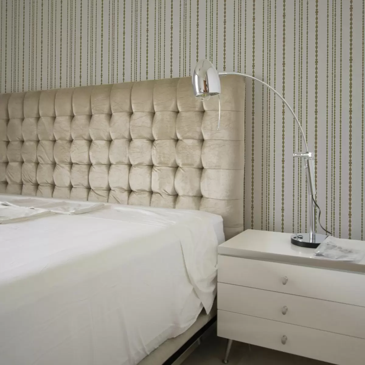 Tapeet Minimalistlik muster kollaste tilkade kujul vertikaalses triibus a00448