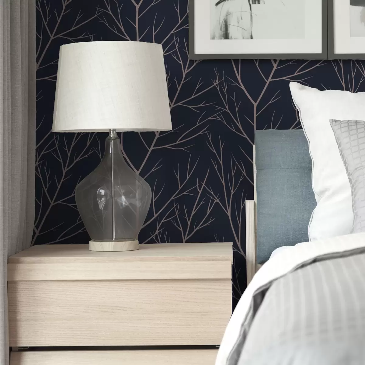 Tapeet Pehmed punased oksad sügaval tumesinisel taustal a00451