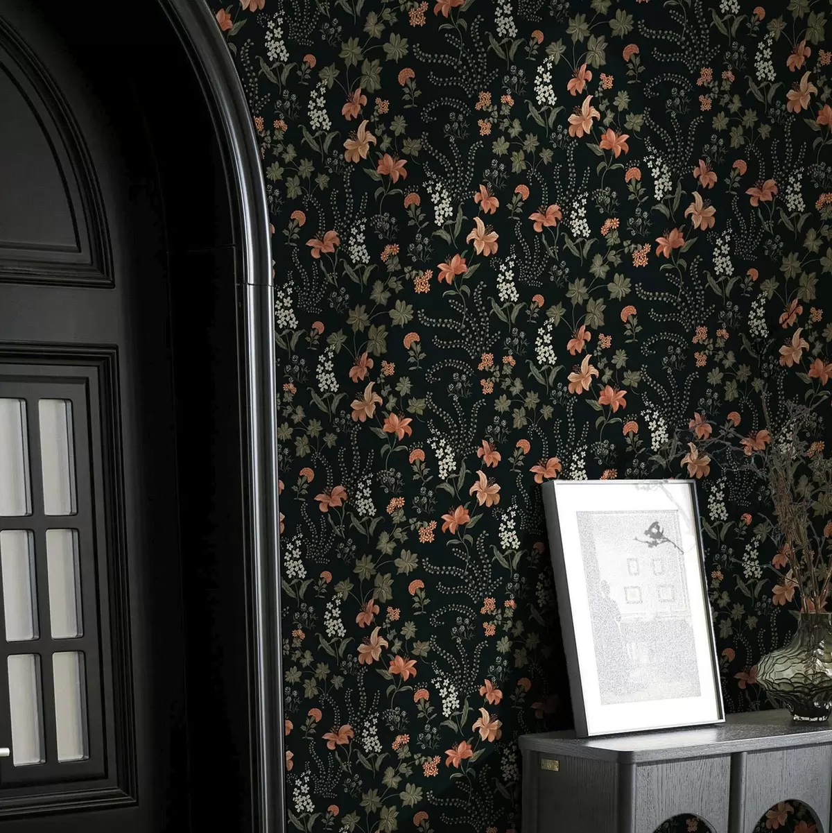 Tapeet Oranžid liiliad ja väikesed lilled mustal taustal a00463