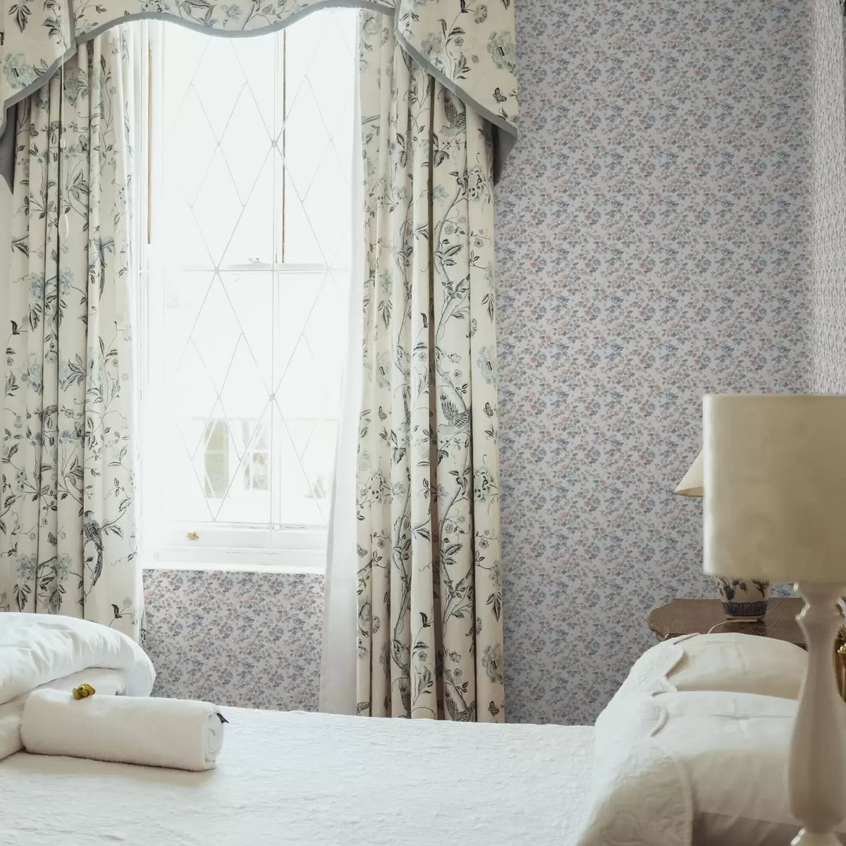 Tapeet Väike lilleornament sinistes ja korallitoonides a00347