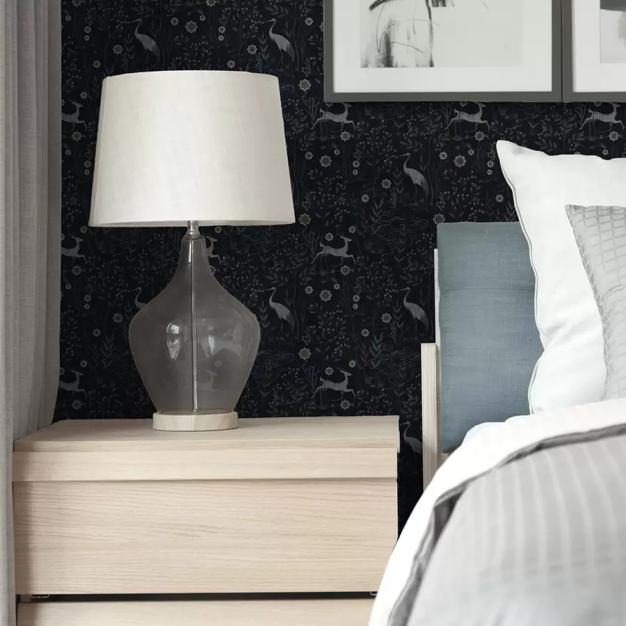 Fototapeedid Tume taust valge lindude ja hirvedega a00363