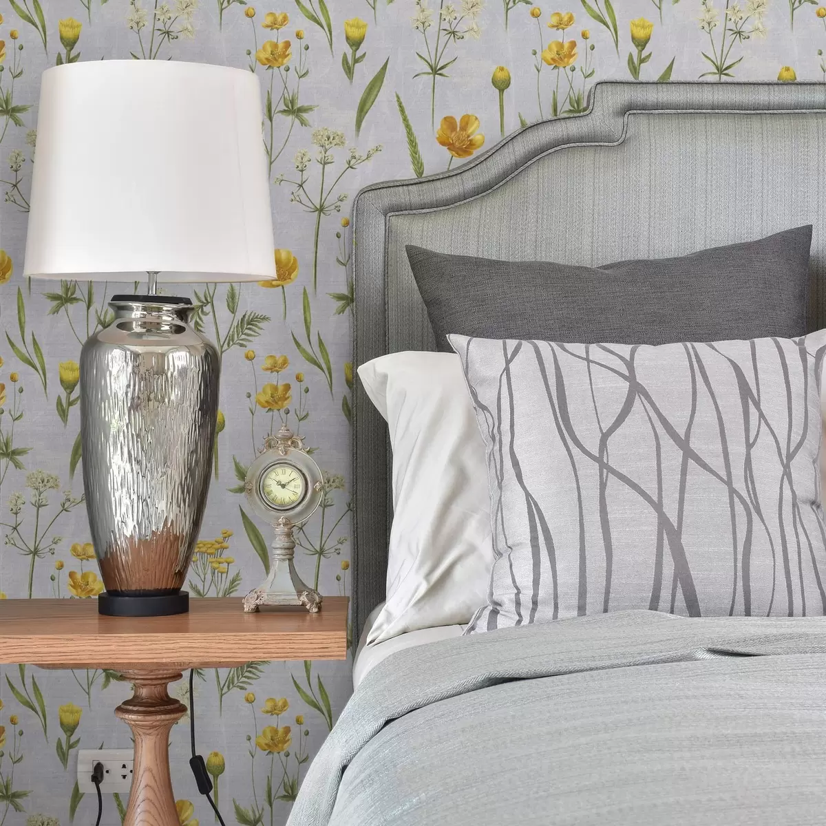 Tapeet Kollased lilled ja rohelus helehallil taustal a00472