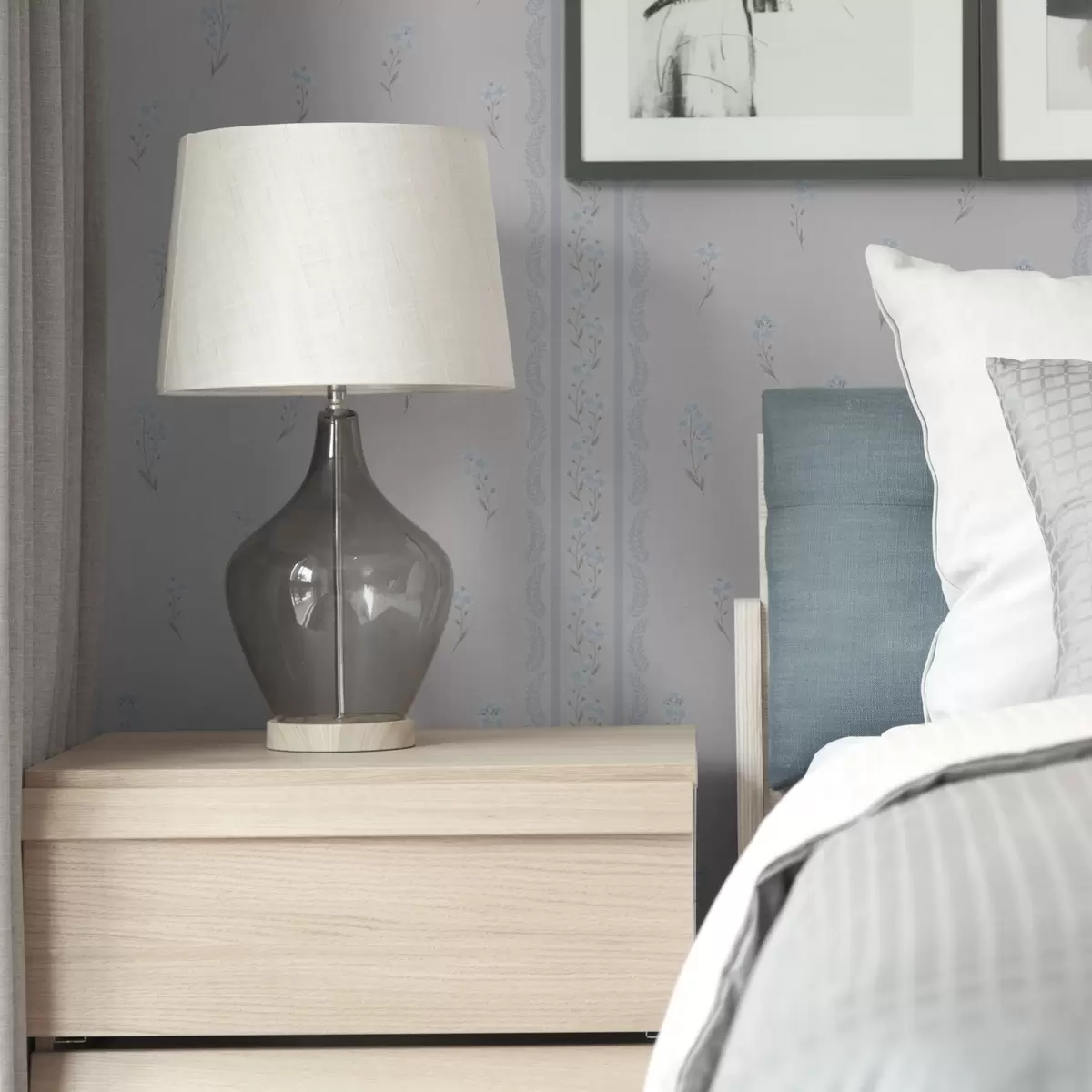 Tapeet Valge taust siniste lillede ja dekoratiivse triibuga a00484v1