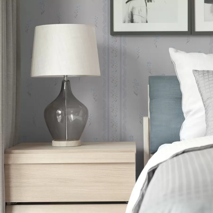 Fototapeedid Valge taust siniste lillede ja dekoratiivse triibuga a00484v1