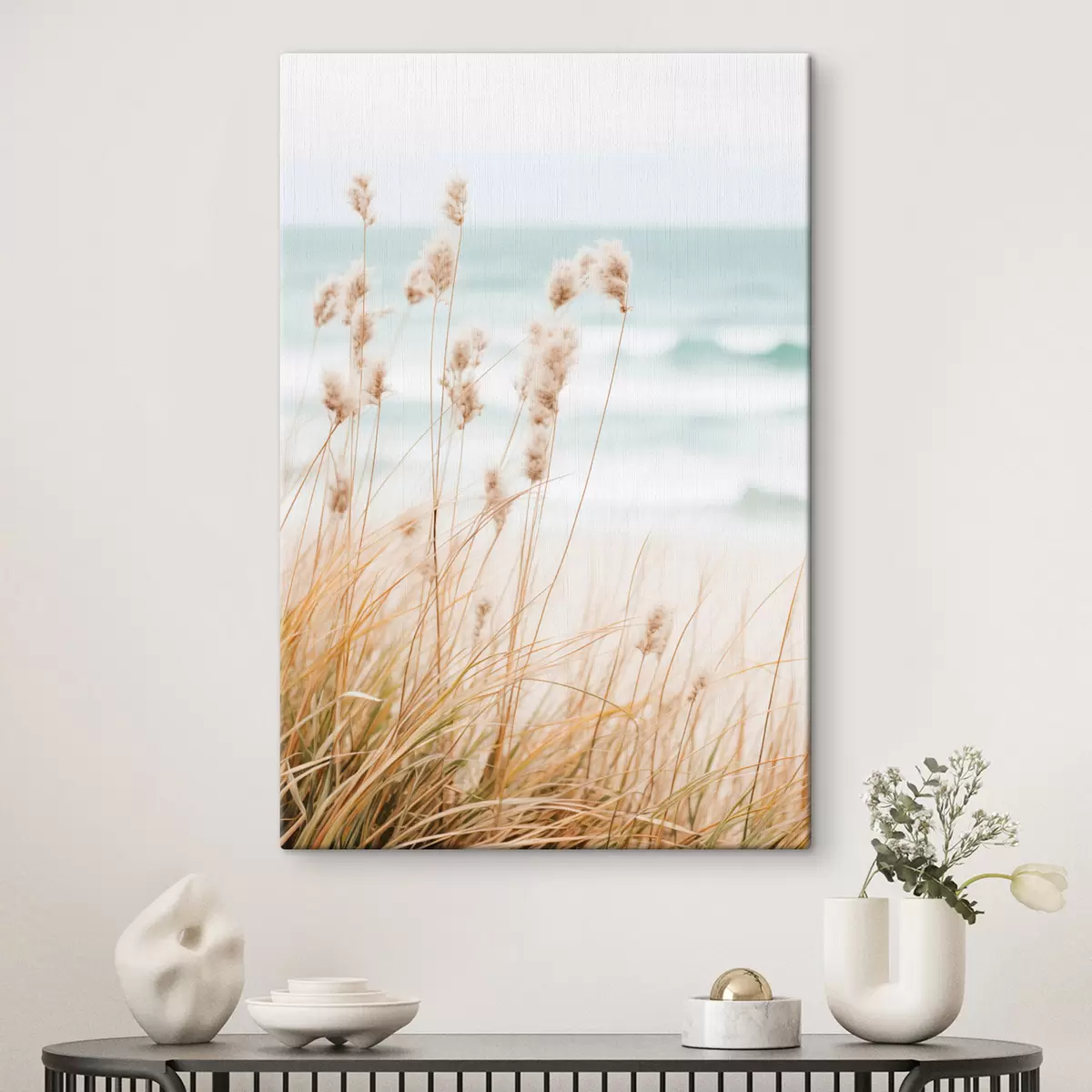 Pilt Kõrge rohi koos kohevate seemnepeadega, liivarand ja ookeanilained taustal, pehme ja vaoshoitud värvipalett s45561