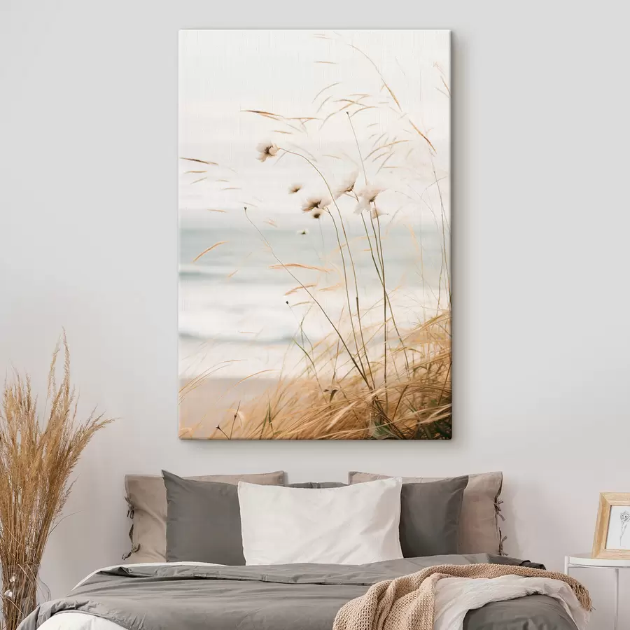 Pilt Natuke puuvillast rohtu ja muud kuiva rohtu ähmase mere ees, pehme ja vaoshoitud värvipalett s45562