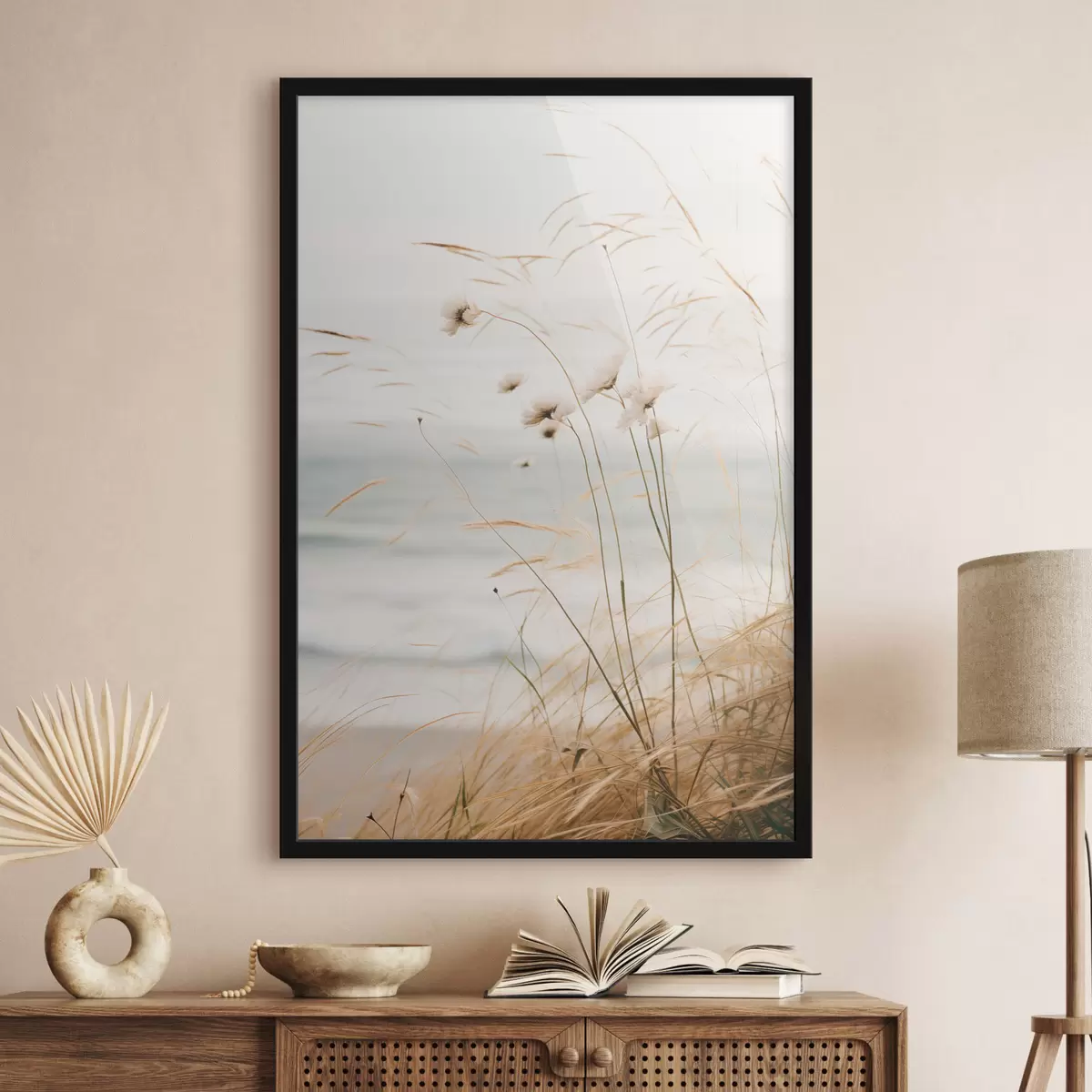 Plakat Natuke puuvillast rohtu ja muud kuiva rohtu ähmase mere ees, pehme ja vaoshoitud värvipalett f45562