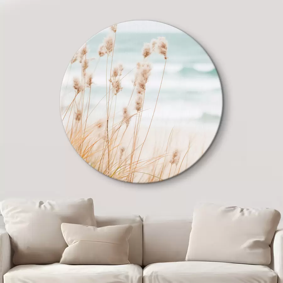 Pilt Kõrge rohi koos kohevate seemnepeadega, liivarand ja ookeanilained taustal, pehme ja vaoshoitud värvipalett r45561