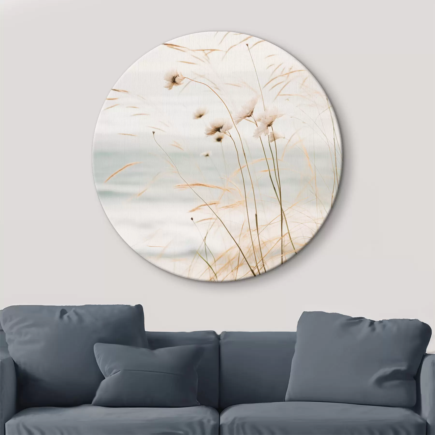 Pilt Natuke puuvillast rohtu ja muud kuiva rohtu ähmase mere ees, pehme ja vaoshoitud värvipalett r45562