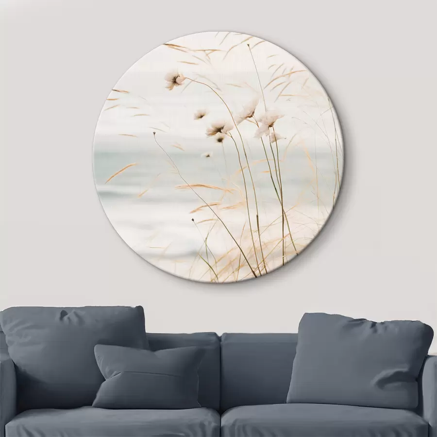 Pilt Natuke puuvillast rohtu ja muud kuiva rohtu ähmase mere ees, pehme ja vaoshoitud värvipalett r45562