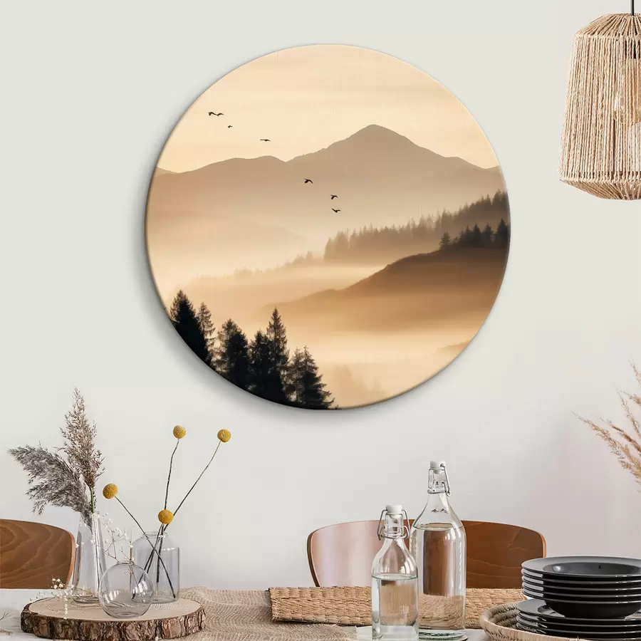 Pilt Mägimaastik koos metsa ja taevas lendavate lindudega , kõik kaetud paksu udukihiga päikesetõusu ajal r45563