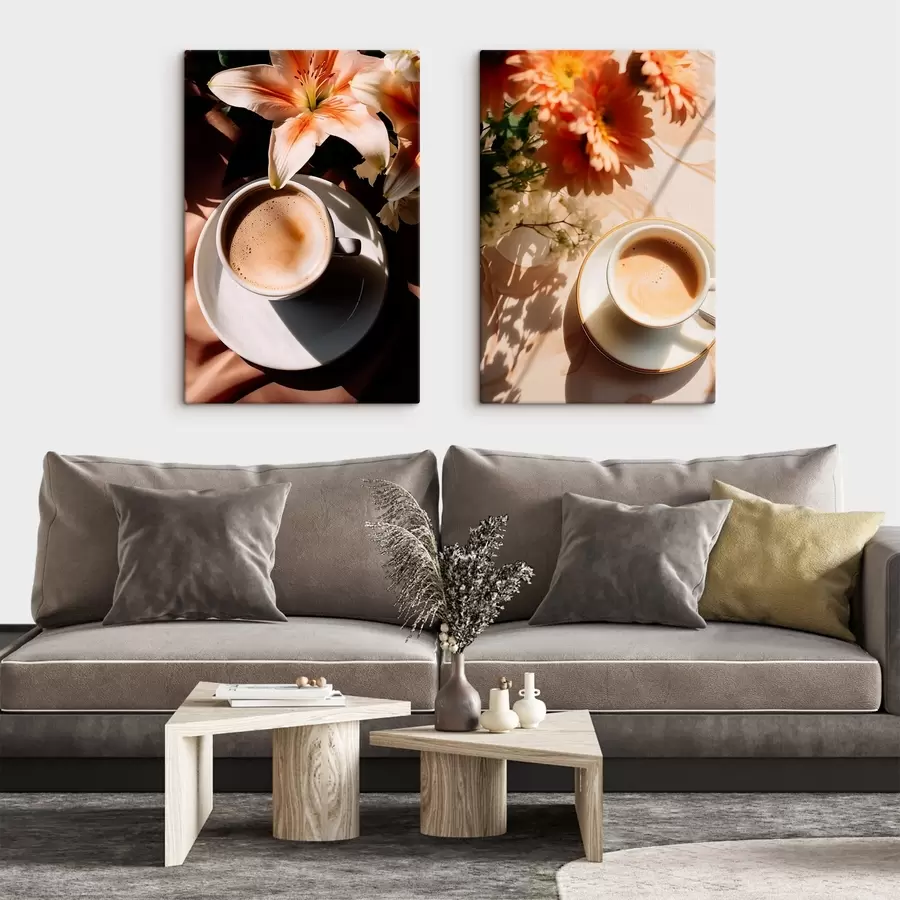 Pilt Tass kohvi koos vahuga valgel taldrikul, taustal mõned lilled, päikesevalguses m00654