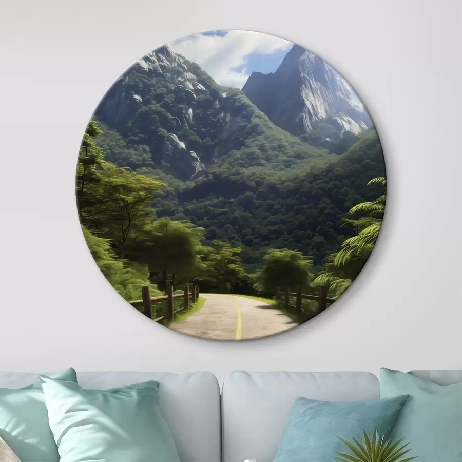 Pilt Mägitee roheliste puude vahel r45525