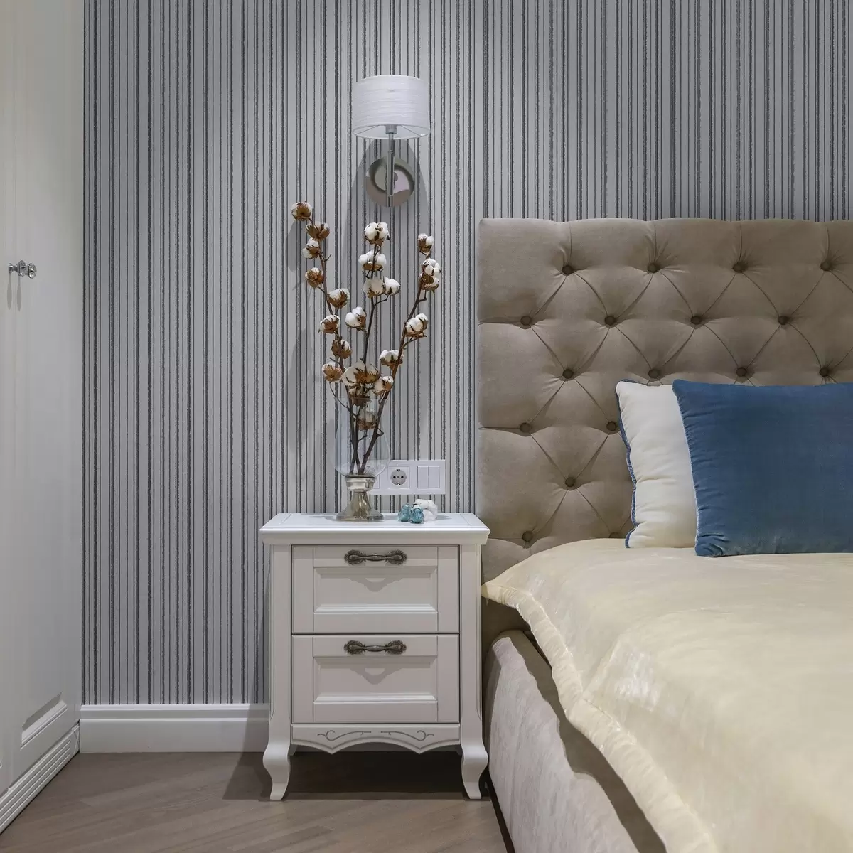 Tapeet Hallid vertikaalsed triibud valgel taustal a00507