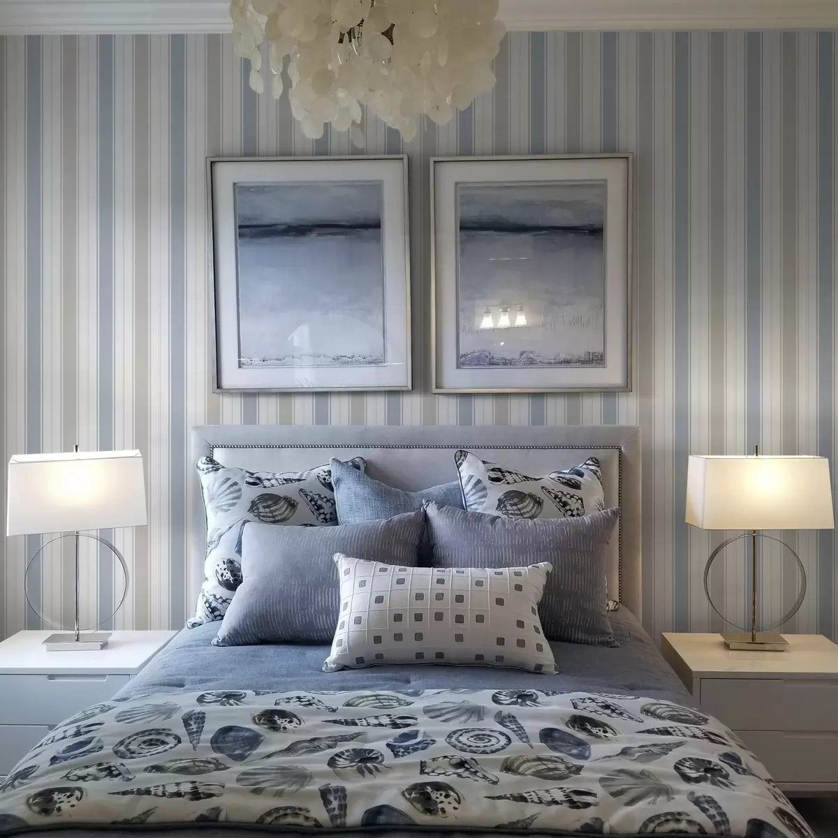 Tapeet Selged triibud halli-sinistes toonides ja kontrastidega a00517v2