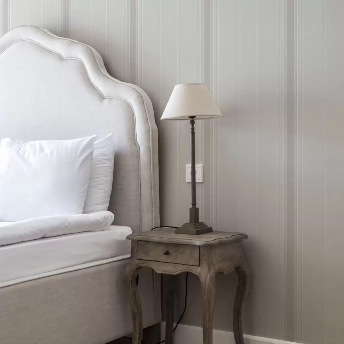 Tapeet Heledad beeži tooniga triibud laiade aktsentidega a00518