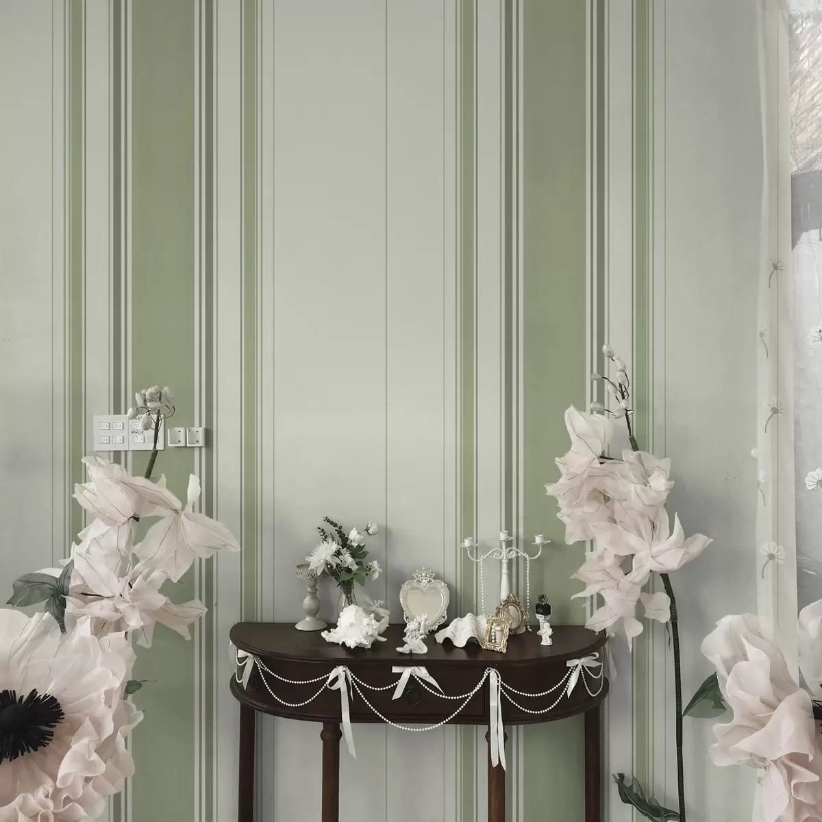 Tapeet Kreemvalge taustaga, millel on lai roheline keskne triip a00519